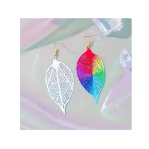 Orecchini etnici a foglia traforata con sfumatura arcobaleno e finitura in metallo bianco