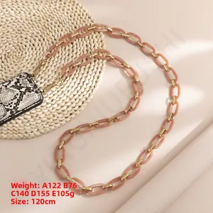 Lange Handy-Umhängekette aus rosa Acryl und Goldmetall mit Schlangenmuster-Hülle