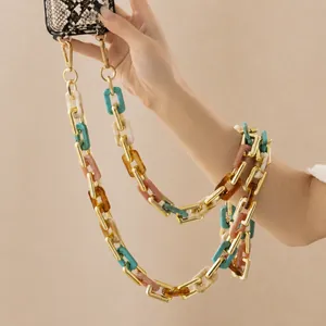 Detail einer bunten Handy-Kette aus Acryl-Gliedern mit goldenen Karabinerverschlüssen