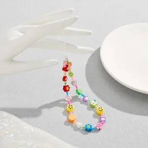 Makro-Detail bunter Handy-Anhänger mit Acrylperlen, Smiley-Gesicht und fruchtigen Anhängern