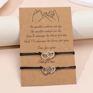 Handgeweven koppelarmbanden met oneindigheidshartjes op een kraft geschenkkaart