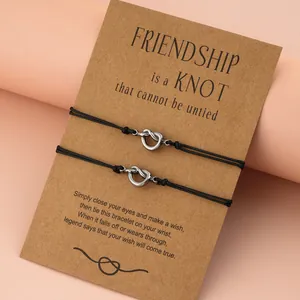 Braccialetti dell'amicizia con nodo e cuore in argento su biglietto regalo