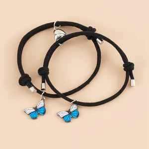 Detailansicht der Schmetterlingsanhänger und Herz-Magnetverschluss auf Paar-Armbändern