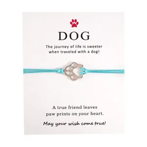 Detail eines Hundepfoten-Armbands auf einer Geschenkkarte mit sentimentalem Zitat
