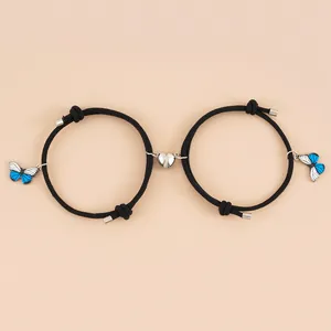 Detailaufnahme des Herz-Magnetverschlusses und der Schmetterlingsanhänger am Armband