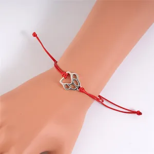 Minimalistisches verstellbares rotes geflochtenes Armband mit silbernem Pfoten-Anhänger
