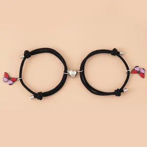 Detailansicht der Magnet-Herzschließe und Schmetterlingsanhänger an schwarzen Paar-Armbändern