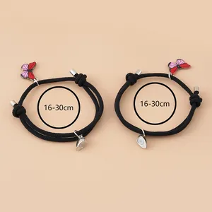 Detail verstellbarer Magnetarmbänder für Paare mit Schmetterlings-Anhänger und Webseil