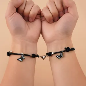 Magnetische Herz-Armbänder für Paare mit Schmetterling-Anhänger und Kordelzug-Set