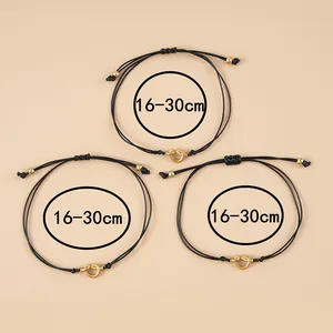 Tre braccialetti regolabili neri con nodi e perline dorate, misura da 16 a 30 cm