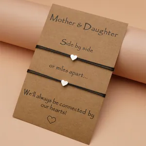 Ensemble de bracelets cœur Mère et Fille présentés sur une carte en kraft brun