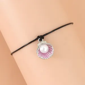 Handgefertigtes Muschel-Armband mit rosa Emaille und Perle auf schwarzer Kordel