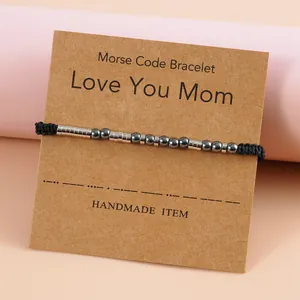Morsecode armband met zilveren buisjes en hematiet kralen op geschenkkaart