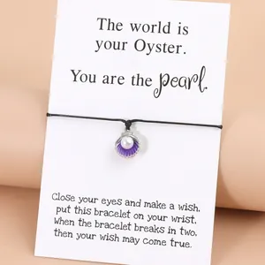 Minimalistisches Perlen-Muschel-Armband mit violettem Emaille auf schwarzer Kordel-Wunschkarte