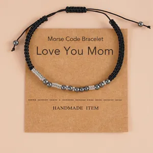 Morsecode Love You Mom armband met zwarte kralen en verstelbaar koord op displaykaart