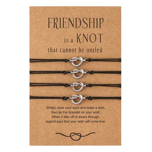 Set di quattro braccialetti dell'amicizia con nodo a cuore su carta regalo