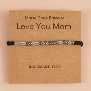 Detail van handgemaakte Morsecode armband met zwarte kralen op cadeaukaart