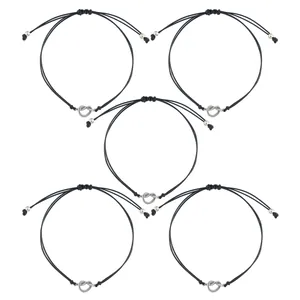 Set di 5 braccialetti regolabili in cordino nero con ciondoli a nodo a cuore in argento