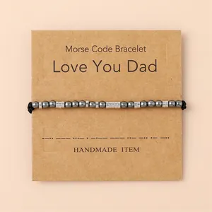 Detail van Morse code armband op 'Love You Dad' kaart met hematiet kralen en stalen accenten