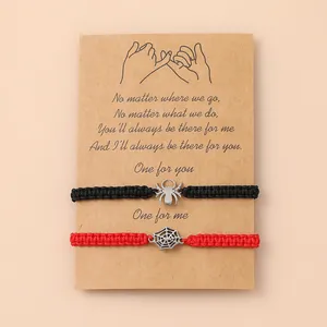 Detailweergave van handgemaakte spin-armbanden op een kaart met een gedicht