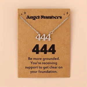 Détail du collier avec pendentif chiffre ange 444 présenté sur une carte en papier kraft