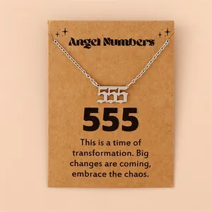 Détail du collier avec le numéro d'ange 555 sur carte kraft et typographie de style gothique