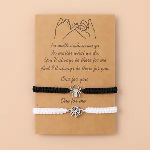 Spin en web roestvrijstalen armbanden op een minimalistische geschenkkaart