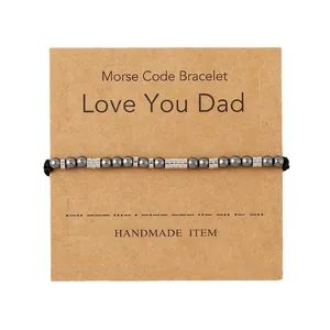 Handgemaakte Morsecode armband voor papa met hematiet kralen op een bruine geschenkkaart