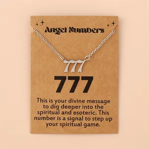 Collier avec pendentif chiffre ange 777 argenté sur carte de présentation