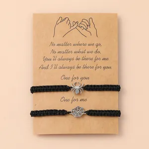 Minimalistische roestvrijstalen spin en web armbandenset met gevlochten koord op kaart