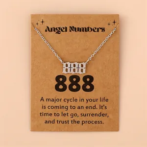 Détail du collier avec pendentif chiffre ange 888 argenté sur carte cadeau en kraft