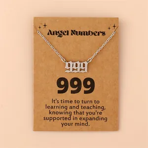 Détail du pendentif numéro d'ange 999 argenté sur sa carte de présentation kraft