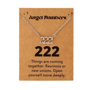 Collier pendentif chiffre des anges 222 en acier inoxydable sur carte kraft