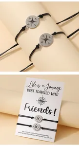 Detail van verstelbare kompas armbanden met inspirerende Life is a Journey kaart