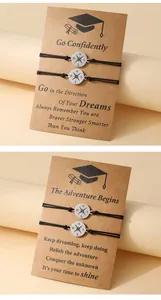 Detail van verstelbare kompasarmbanden op afstudeercadeaukaarten met inspirerende tekst