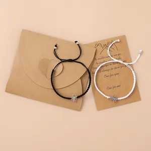 Detail van de geweven spinnenweb armbanden met een minimalistische geschenkkaart