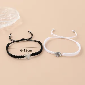 Detail van verstelbare geweven armbanden met spin en web, bereik 6-12cm