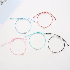 Set di cinque braccialetti intrecciati a mano con ciondoli a stella dorati in vari colori