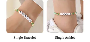 Détail de bracelets et chevillières en perles avec trèfle et perles LOVER de style bohème