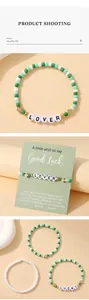 Détail de bracelets en perles avec trèfle et perles lettres sur carte de présentation