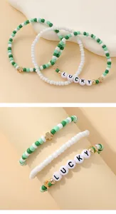 Détails de bracelets bohèmes en perles vertes et blanches avec trèfle et breloque lucky