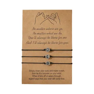 Lot de trois bracelets d'amitié tressés avec breloques lumineuses sur carte de message