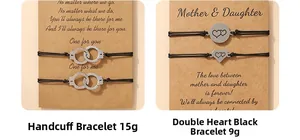 Detail geflochtener Herz-Armbänder mit Handschellen und Mutter-Tochter-Anhängern