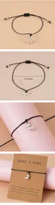 Vue détaillée des bracelets en cordon ciré avec pendentifs animaux et cartes de vœux