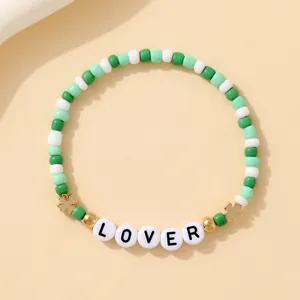 Bracelet perles trèfle bohème avec lettres LOVER et accents verts élégants