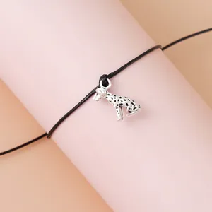 Bracelet cordon noir minimaliste avec un pendentif chien dalmatien en argent