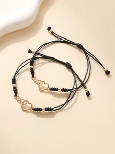 Detail der gewebten Unendlichkeit Herz Armbänder aus schwarzer Wachsschnur mit Gold