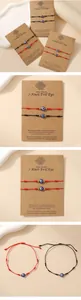 Detail van rode en zwarte gevlochten evil eye armbanden op karton verpakking