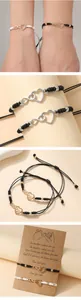 Detail van verstelbare gevlochten infinity-hart armbanden met vriendschapskaart