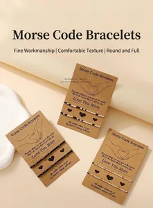 Détail de bracelets code Morse sur une carte cadeau de fête des mères avec message